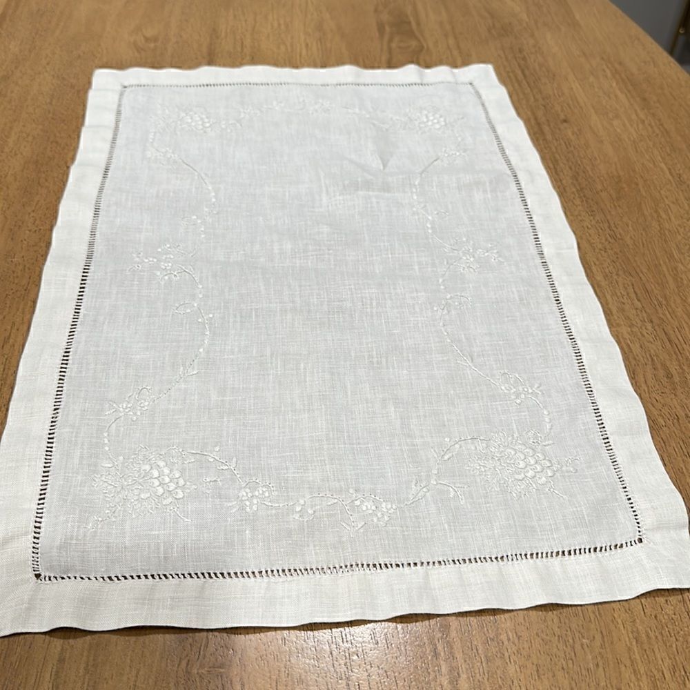 SET OF FOUR, 2 NAPKINS 2 PLACEMATS. - Picture 3 of 10